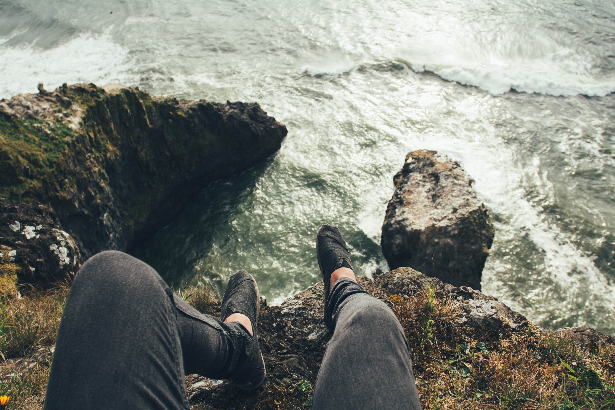 32831_Looking_down_at_ocean