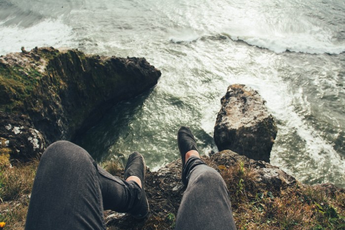 32831_Looking_down_at_ocean